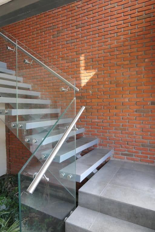 Biurowiec z dojazdem z A1