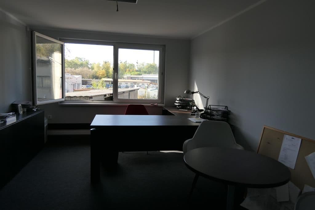 Biurowiec z dojazdem z A1