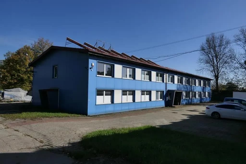 Biurowiec z dojazdem z A1