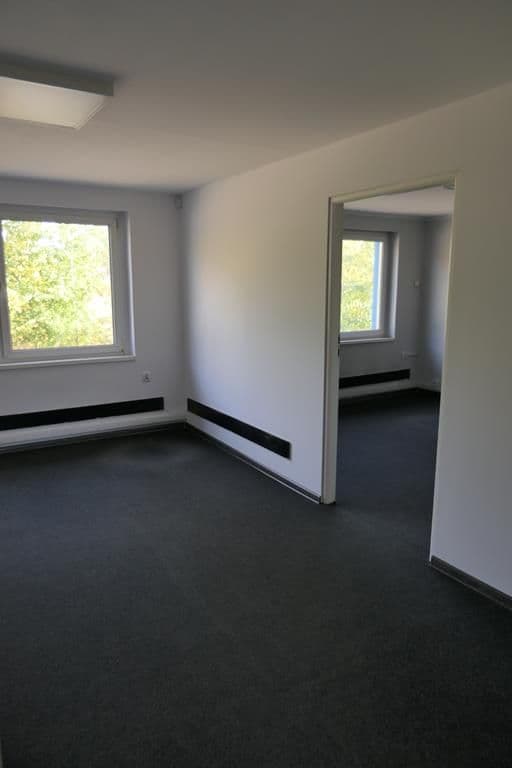 Biurowiec z dojazdem z A1