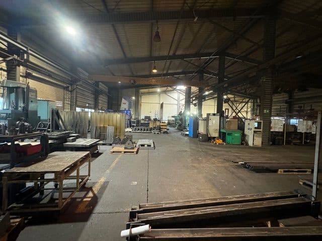 Hala produkcyjna dwunawowa z suwnicami