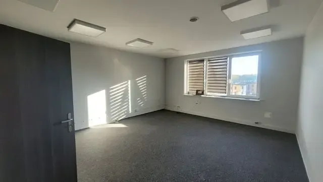 Lokale biurowe w przyziemiu hostelu Jantor ( 15m2 plus ) w stanie deweloperskim