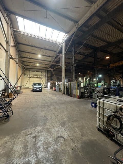 Hala produkcyjna dwunawowa z suwnicami