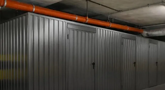 Komórki lokatorskie w przyziemiu hostelu Jantor ( 3m2 plus )