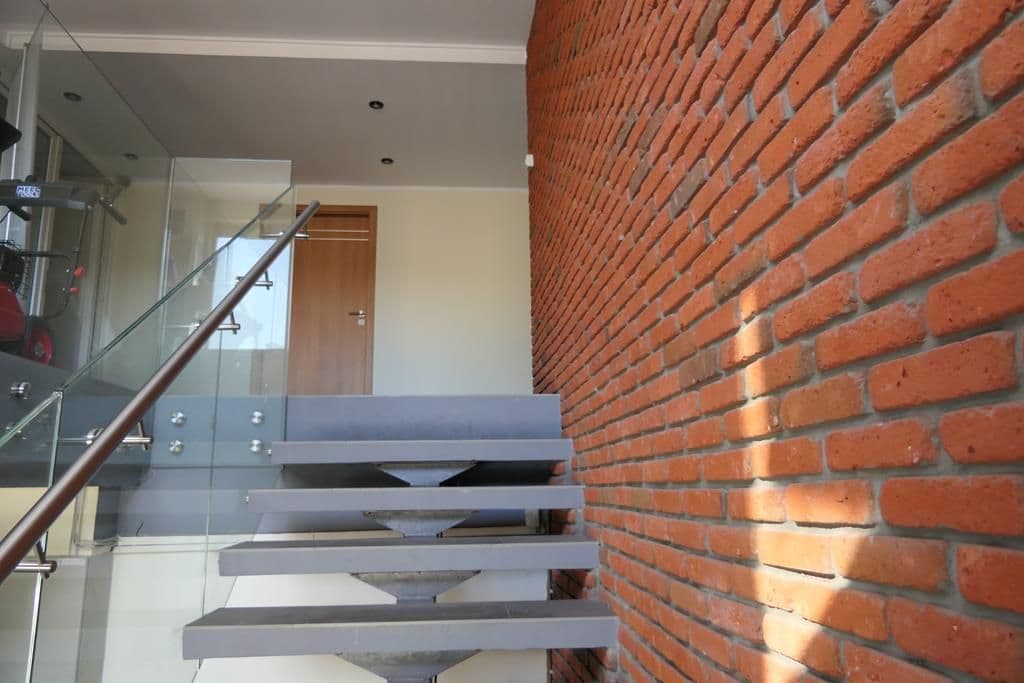 Biurowiec z dojazdem z A1