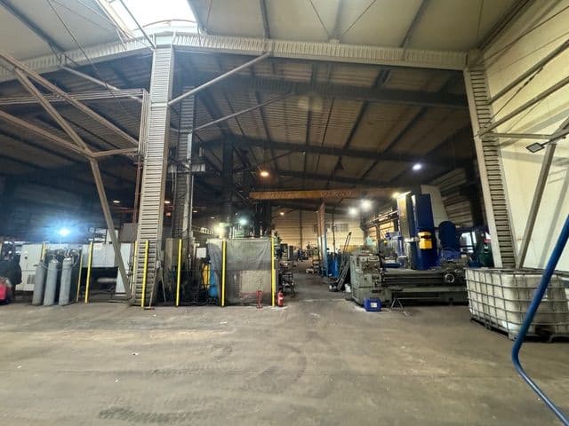 Hala produkcyjna dwunawowa z suwnicami