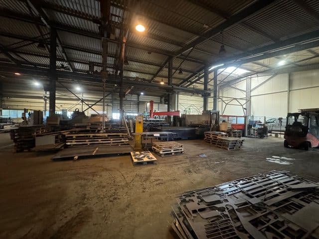 Hala produkcyjna dwunawowa z suwnicami