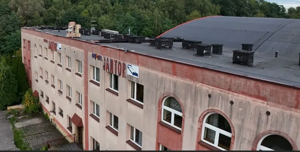 Komórki lokatorskie w przyziemiu hostelu Jantor ( 3m2 plus )